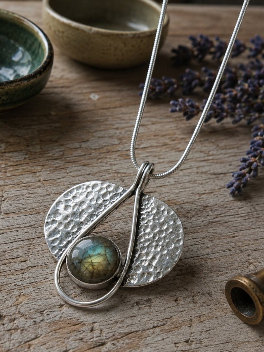 S925 Boho Chic Labradorite Pendant Necklace Handmade Hammered Silver 17.5"